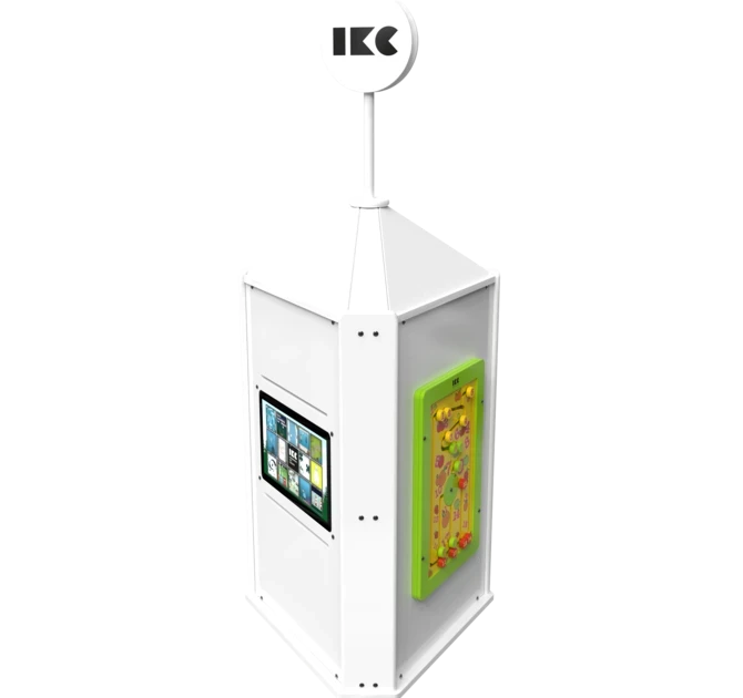 Bílý čtyřstranný interaktivní kiosek s digitální dotykovou obrazovkou na jedné straně a barevným hracím panelem na druhé straně, zakončený sloupem s kruhovým logem s písmeny KC.